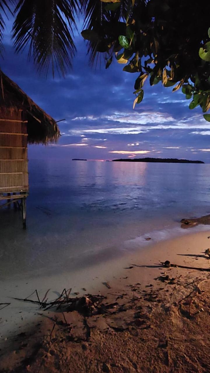 Coco Huts Guest House Waisai Exterior foto