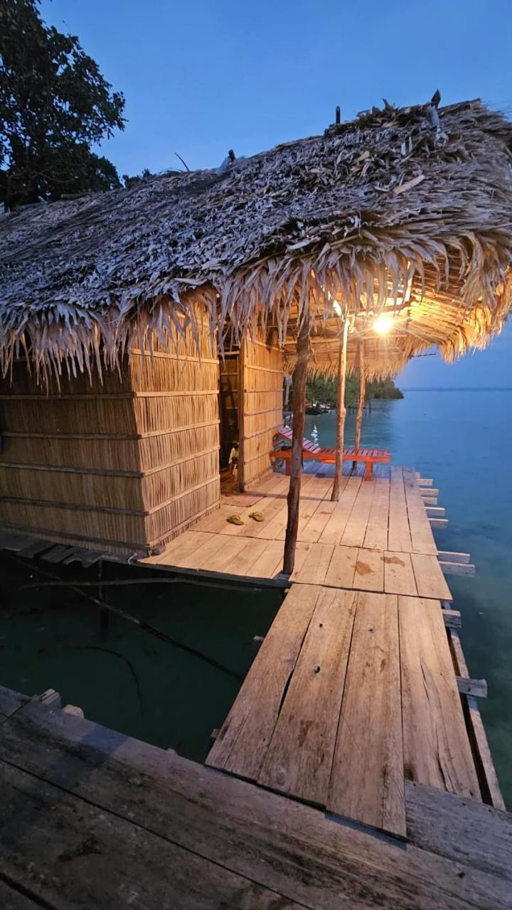 Coco Huts Guest House Waisai Exterior foto